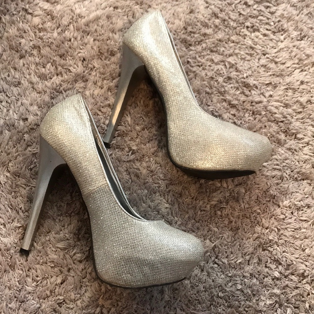 Silver pumps
